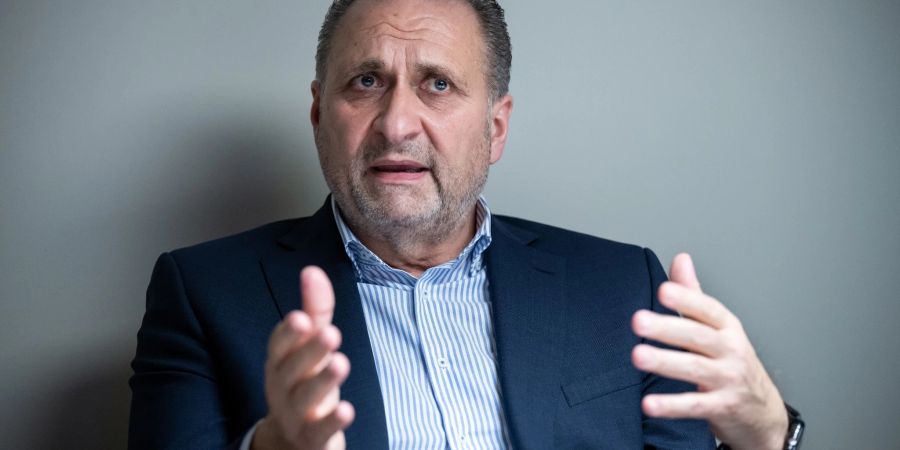 Hans Peter Wollseifer, Präsident des Zentralverbands des Deutschen Handwerks (ZDH), sitzt bei einem Interview mit der Deutschen Presse-Agentur dpa im Haus des Deutschen Handwerks.