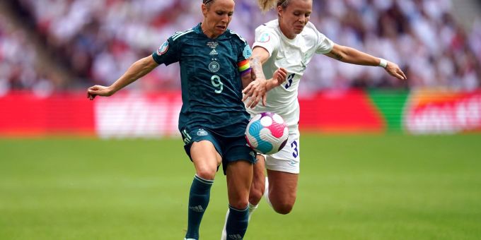 Svenja Huth (l) im Laufduell mit der Engländerin Rachel Daly. Svenja Huth (l) im Laufduell mit der Engländerin Rachel Daly.