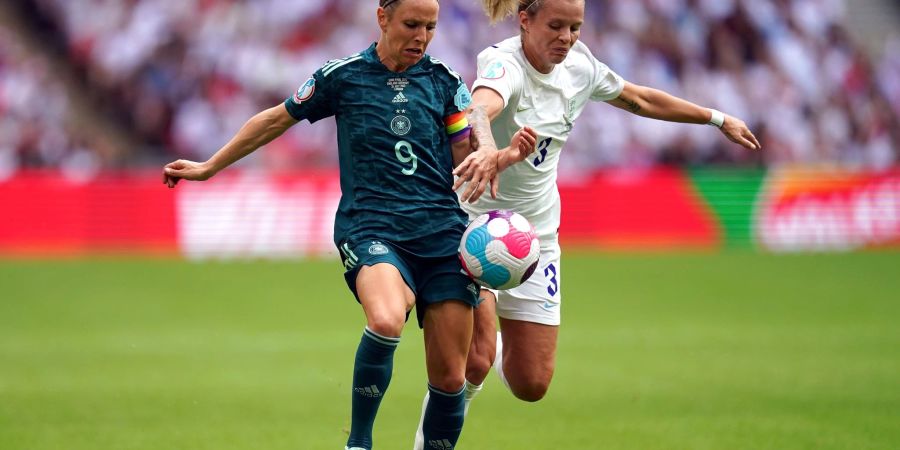Svenja Huth (l) im Laufduell mit der Engländerin Rachel Daly.