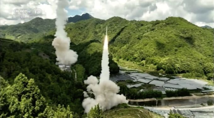Aufnahmen aus einem unbekannten Ort in China zeigt ein Projektil, das abgeworfen wird. China hat kommuniziert, Militärübungen in der Formosastrasse, dem Meer zwischen Festlandchina und Taiwan, durchzuführen. Militärübung China Rakete Taiwan