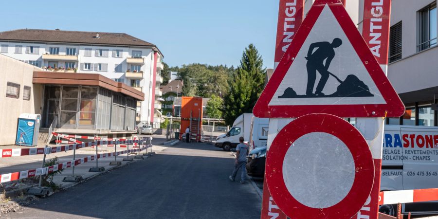 Eine Baustelle an der Brunnenweg in Düdingen.