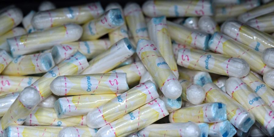 Tampons sollen in öffentlichen Gebäuden der Stadt Bern gratis abgegeben werden.