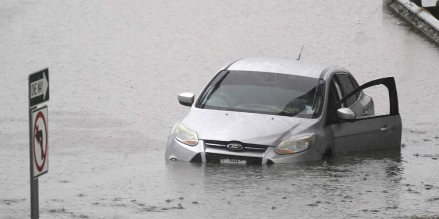 Ein Auto steht bei Hochwasser auf einer gesperrten Autobahn. Foto: Lm Otero/AP/dpa