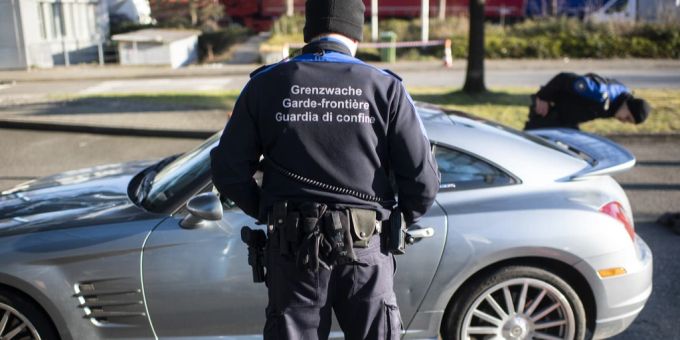 Zollbeamte am Grenzübergang in Thayngen kontrollieren ein Fahrzeug. Thayngen sprengstoff