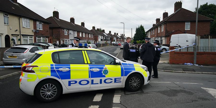 Polizei steht am Tatort in Knotty Ash, Liverpool, wo ein neunjähriges Mädchen von einem Unbekannten erschossen wurde. Foto: Peter Byrne/PA Wire/dpa