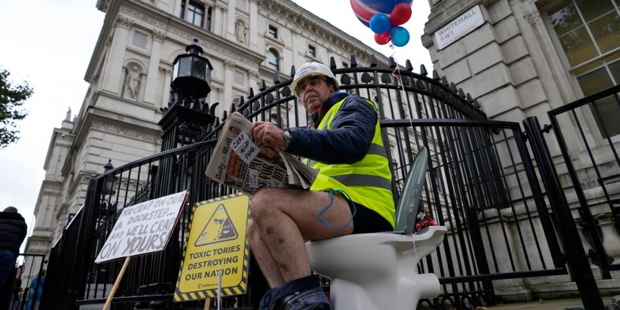 Steve Bray, einer der bekanntesten Brexit-Gegner aus Grossbritannien, sitzt auf einer Toilette, die vor dem Cabinets Office steht. Er protestiert gegen die Ableitung von nicht vollständig gereinigtem Wasser in Flüsse und ins Meer.