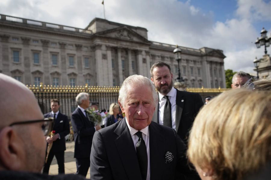 König Charles III begrüsst am Freitag Trauergäste ausserhalb des Buckingham Palace in London.