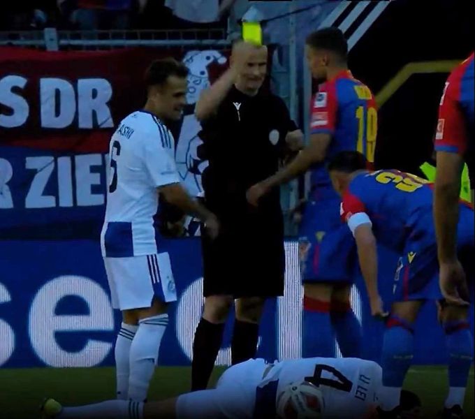 Darian Males sieht für sein Einsteigen gegen Li Lei «nur» Gelb. Korrekt, sagt Schiri-Boss Wermelinger. Bieri Basel gegen GC