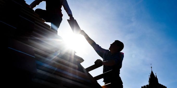 Trotz insgesamt sinkender Bewerberzahlen werden dem Institut der Deutschen Wirtschaft (IW) zufolge einige Berufe, zum Beispiel der Dachdecker, immer beliebter.