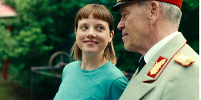 Szene aus der Netflix Serie «Kleo»: Grossvater und Enkelin in glücklichen Tagen. Kleo Netflix