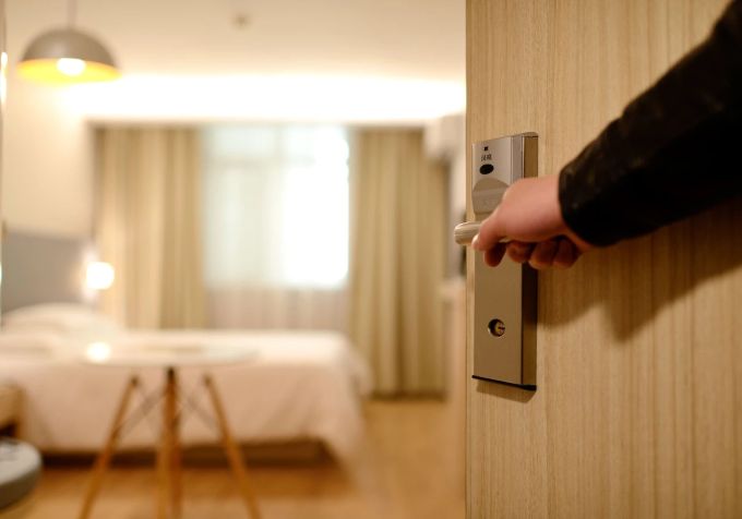 Teurer geworden sind dafür Dienstleistungen in der Hotellerie. Tür Schloss Hand Hotelzimmer