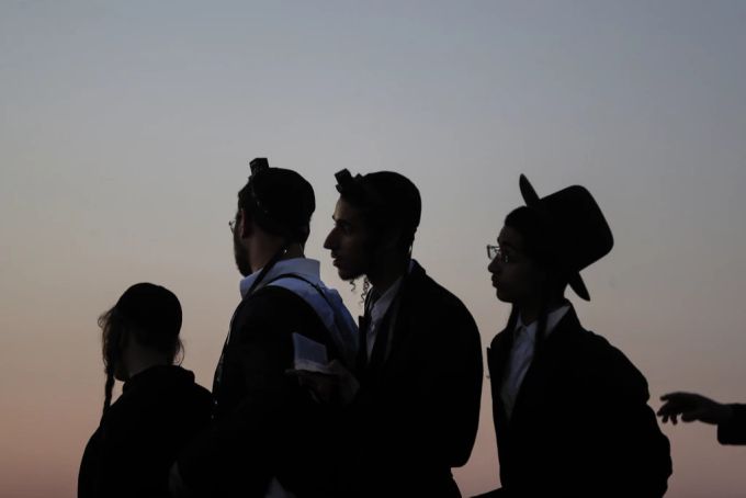 Eine Gruppe streng orthodoxer Juden. orthodoxe juden