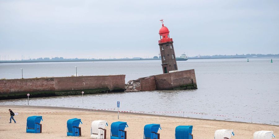 Teile der Nordmole in Bremerhaven sind in der Nacht zum Donnerstag eingesackt.