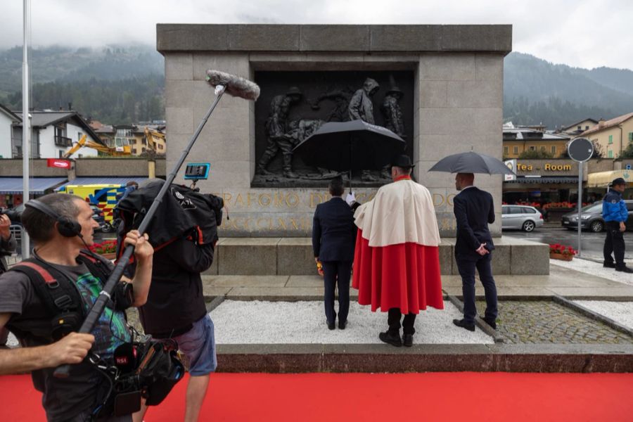 Nach seiner Ankunft legte Cassis einen Kranz am Denkmal "Le vittime del lavoro" nieder.