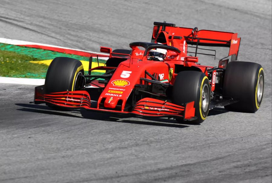 Ferraris Sebastian Vettel im Cockpit seines Boliden im österreichischen Spielberg.