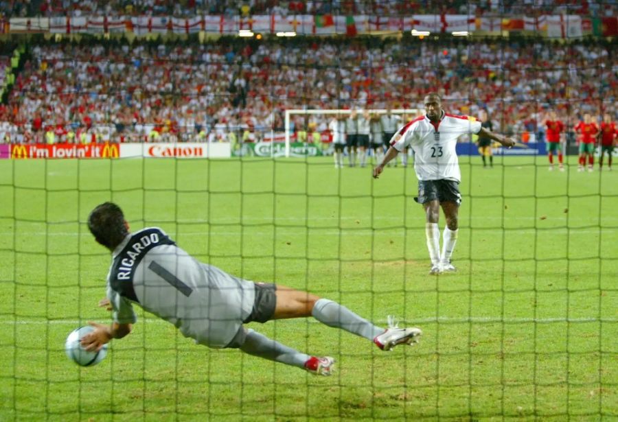 An der EM 2004 scheiterte Darius Vassell im Viertelfanal am portugiesischen Torwart Ricardo.