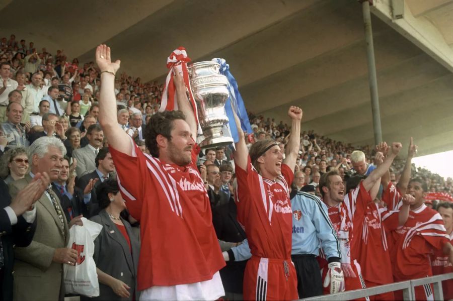 Die Spieler des FC Sion (Yvan Quentin und Johan Lonfat) jubeln nach dem Cupsieg 1997 im Final gegen den FC Luzern.