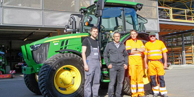Freude am Powertraktor (v.l.): Thomas Öhler, Christian Zanetti, René Mayer und Martin Wolf. Traktor