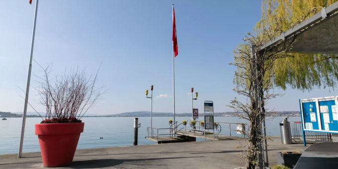 Der Schiffsteg am Lachener Hafen. Der Schiffsteg am Lachener Hafen.