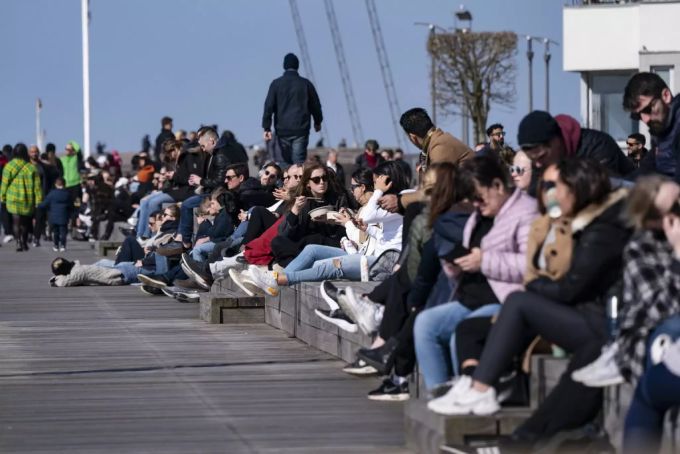 Auch in Malmö drängen sich die Sonnenliebhaber dicht aneinander. Schweden Coronavirus