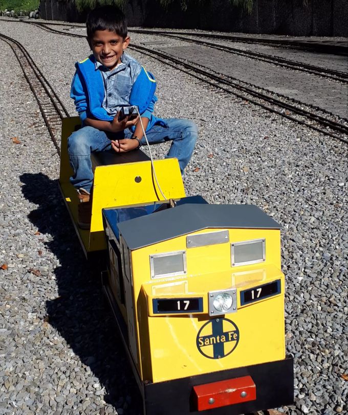 Klein und Gross finden Gefallen an der Gartenbahn. Gartenbahn Staufen