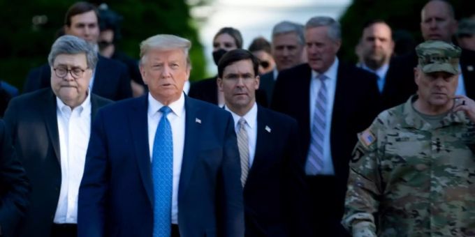 Stabschef Milley (r.) begleitet Trump zu Kirche Stabschef Milley (r.) begleitet Trump zu Kirche