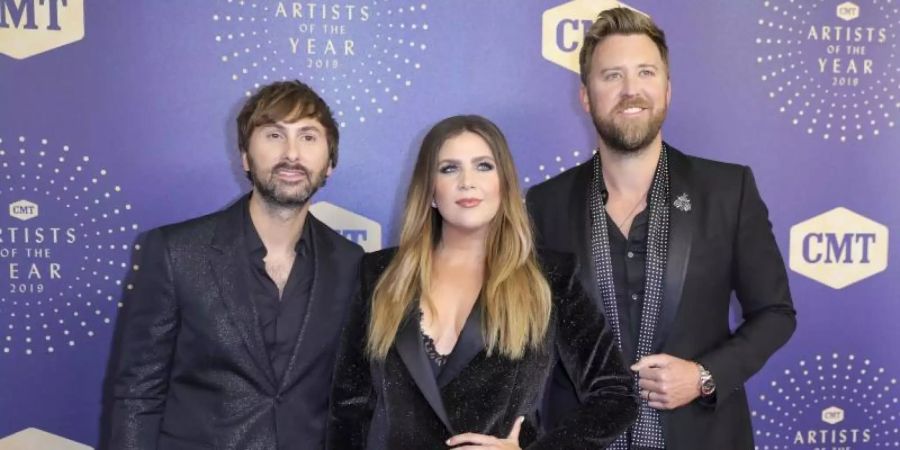 Dave Haywood, (l-r), Hillary Scott und Charles Kelley der amerikanischen Country-Band Lady Antebellum kommen 2019 zur CMT «Artists of the Year» Preisverleihung. Die Band will sich umbenennen, weil ihr Name an die Zeit der Sklaverei erinnert. Foto: Al Wagner/Invision/AP/dpa