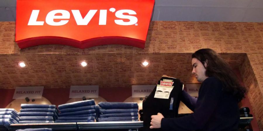 Der US-Jeans-Hersteller Levi Strauss ist wegen der Corona-Pandemie tief in die roten Zahlen gerutscht. (Archivbild)