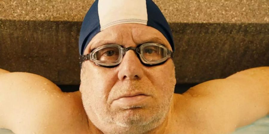 Georg Weiser (Joachim Król) in einer Szene der Komödie "Endlich Witwer"-. Foto: Florian Emmerich/ZDF/dpa