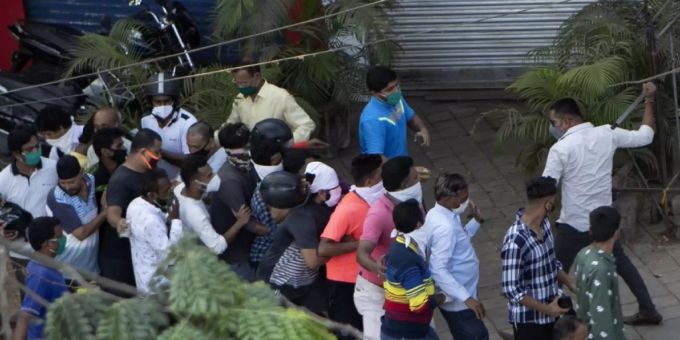Massenansturm auf die Schnapsläden: Ein Polizist schlägt in Mimbai auf Kunden ein, welche die Abstandsregeln nicht einhalten. Alkkohol Indien Coronavirus