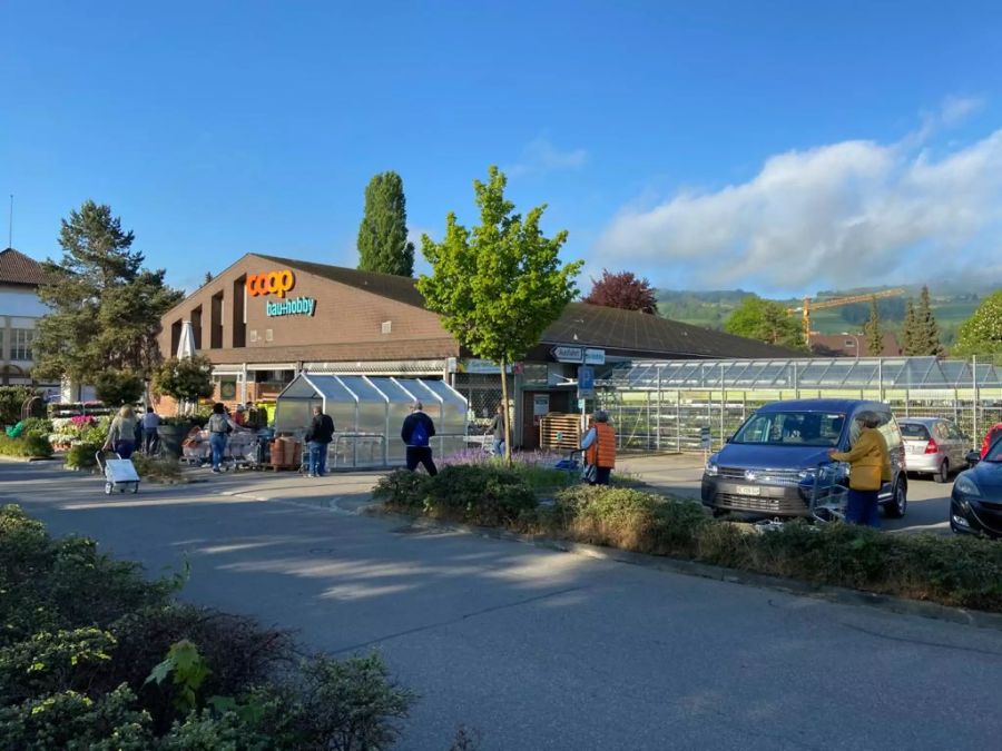 Die Schlange zieht sich mit gebührendem Abstand bis auf den Parkplatz.