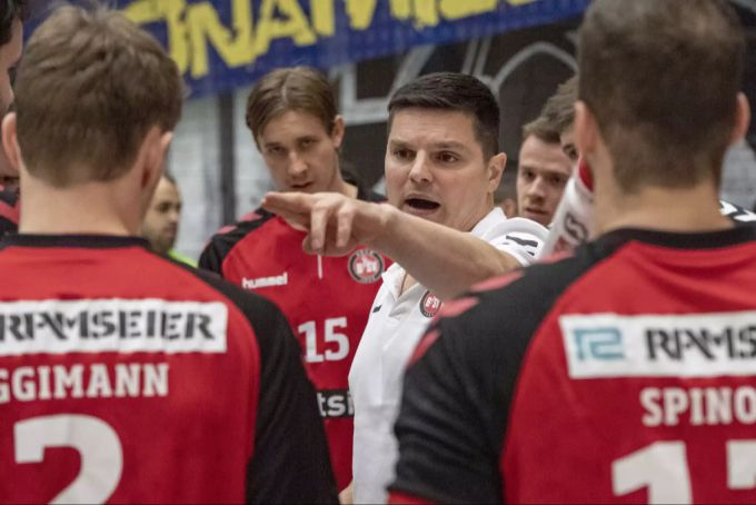 Aleksandar Stevic, Coach vom BSV Bern, gibt seinem Team während einem Spiel Anweisungen. Coronavirus BSV Bern