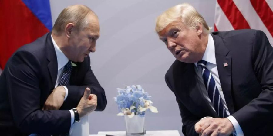 Wladimir Putin und Donald Trump 2017 während des G20-Gipfels in Hamburg. Foto: Evan Vucci/AP/dpa