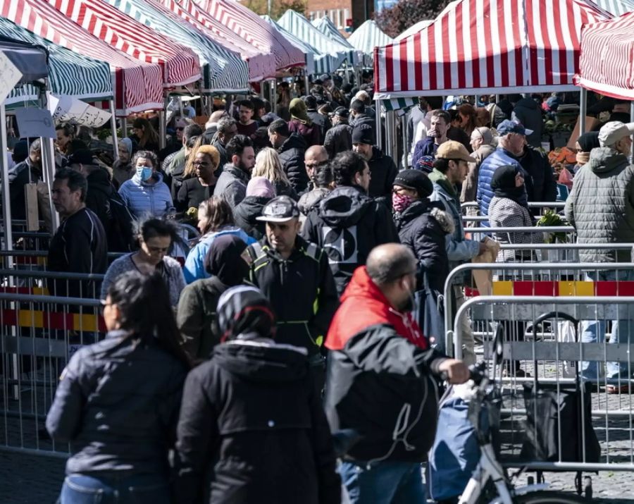 Ein Markt im Malmö ist trotz des Coronavirus gut besucht.