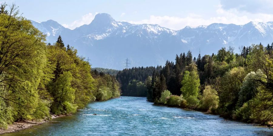 Aare mit Blick auf die Alpen von der Jabergbrücke aus.