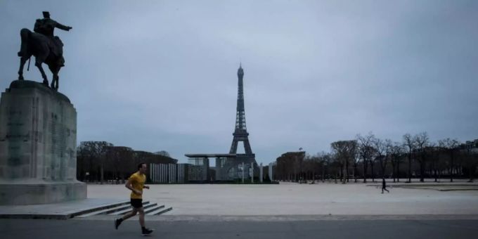 Dieser Jogger in Paris macht es richtig. paris