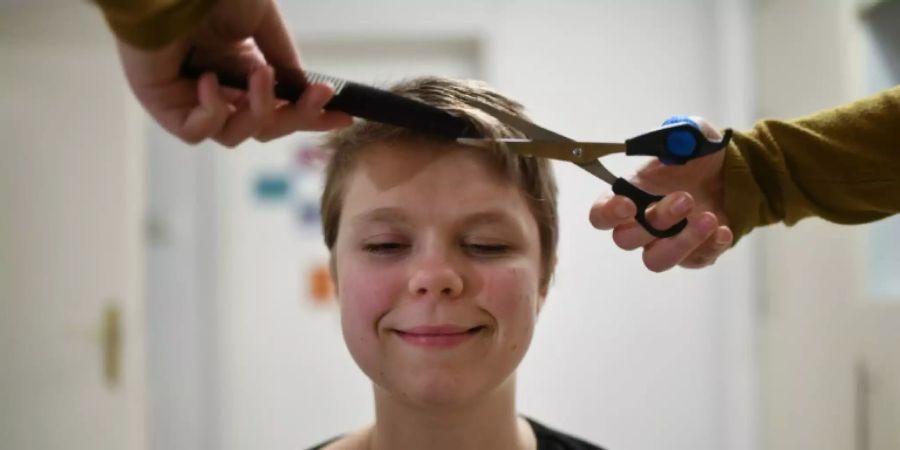 Studentin Rike schneidet Mitbewohnerin Celine die Haare