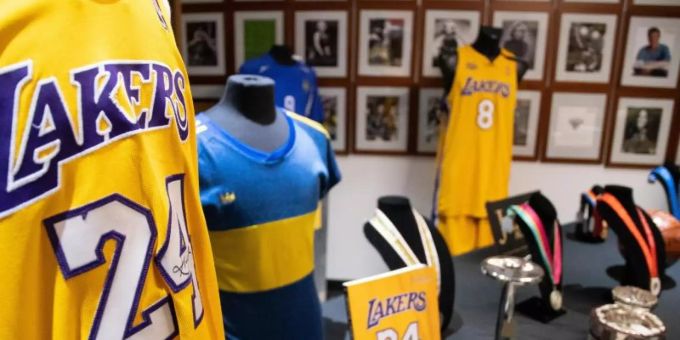 Ein Trikot des verstorbenen US-Basketballers Kobe Bryant wird zusammen mit weiteren Erinnerungsstücken in einem Ausstellungsraum vor der Auktion gezeigt. Kobe Bryant NBA
