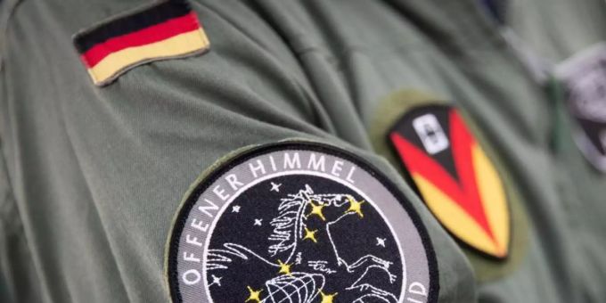 Das Abzeichen der Mission «Offener Himmel» am Arm eines Crew-Mitglieds des A319-Missionsflugzeugs der Bundeswehr. Foto: Christian Charisius/dpa Das Abzeichen der Mission «Offener Himmel» am Arm eines Crew-Mitglieds des A319-Missionsflugzeugs der Bundeswehr. Foto: Christian Charisius/dpa