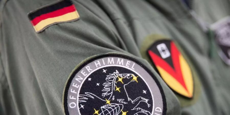 Das Abzeichen der Mission «Offener Himmel» am Arm eines Crew-Mitglieds des A319-Missionsflugzeugs der Bundeswehr. Foto: Christian Charisius/dpa