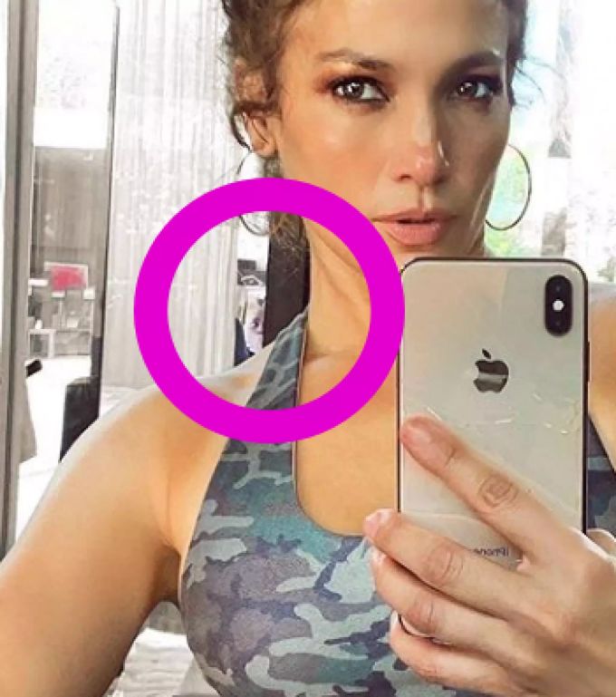 Sehen Sie ihn auch? Hinter J. Lo steht ein Mann mit Maske. jennifer lopez
