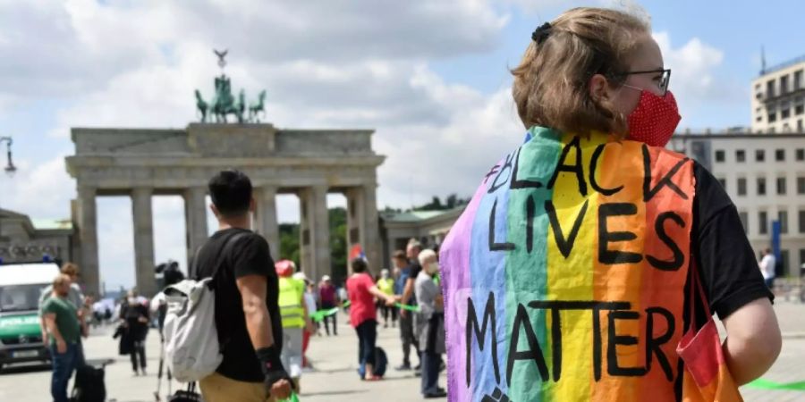 Mehrere tausend Menschen bei bundesweiten Unteilbar-Kundgebungen