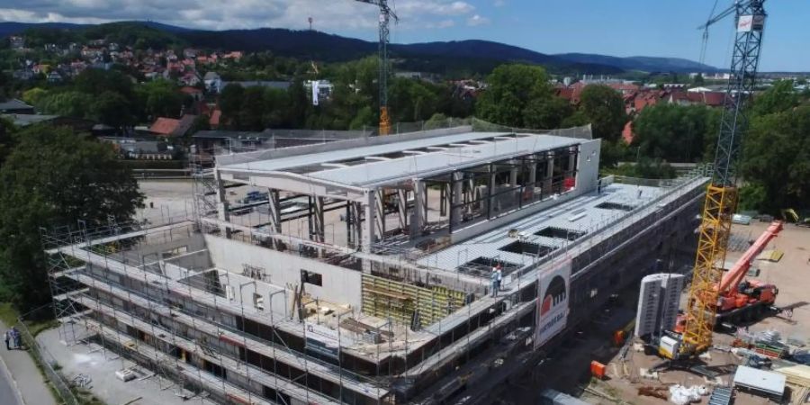 Die neue gläserne Werkstatt: Es wird einen separaten Zugang zu einer Besuchergalerie im zweiten Obergeschoss geben mit zwei Aussichtsplattformen. Foto: Matthias Bein/dpa-Zentralbild/dpa
