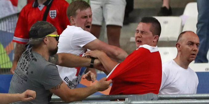 Zwei Russen prügeln während dem EM-Spiel England gegen Russland auf einen britischen Fan ein. Russen