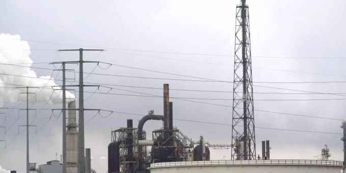 Die Valero Port Arthur Raffinerie in Port Arthur, Texas. Foto: David J. Phillip/AP/dpa