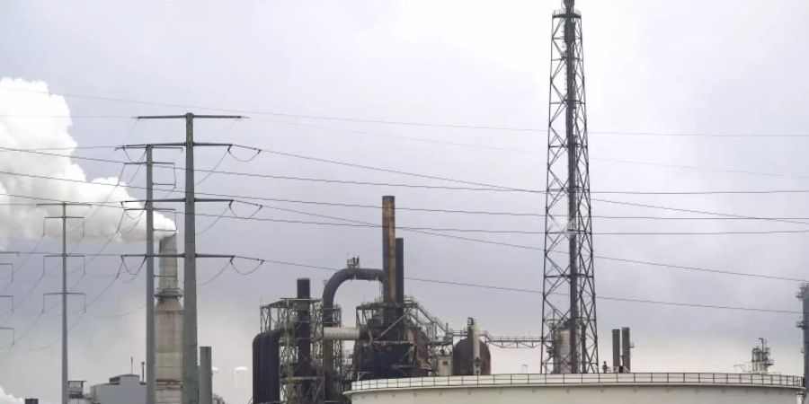 Die Valero Port Arthur Raffinerie in Port Arthur, Texas. Foto: David J. Phillip/AP/dpa