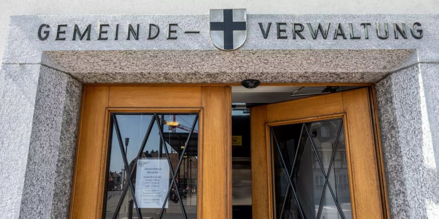 Sich schliessende Türe bei der Gemeindeverwaltung von Köniz.