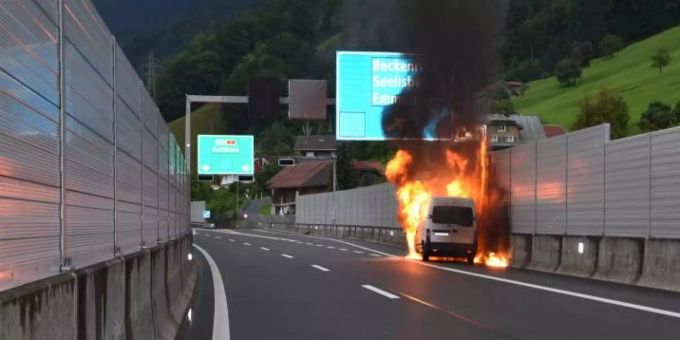 Beckenried NW - Autobahn gesperrt wegen Fahrzeugbrand