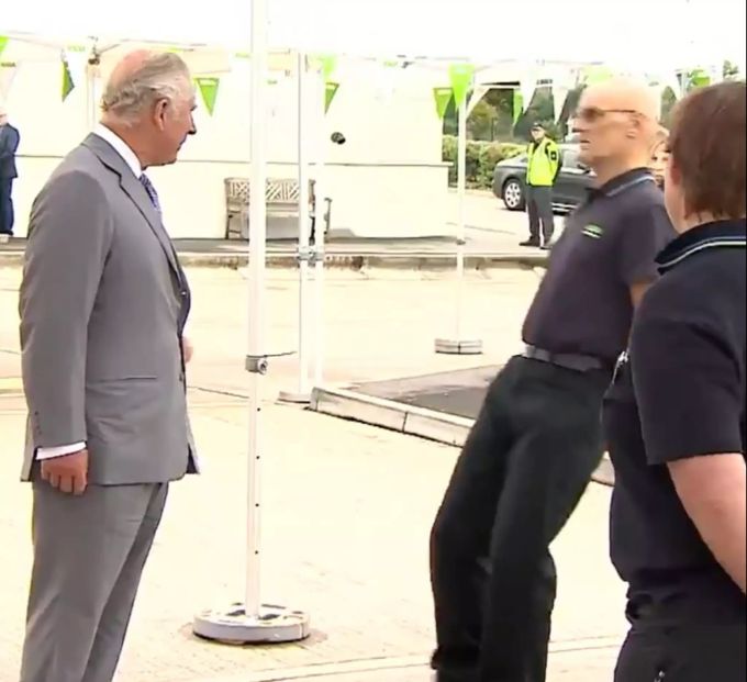 Der Mann kippt vor Prinz Charles nach hinten um. charles