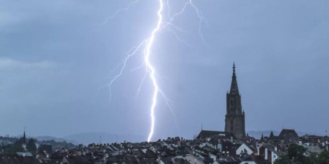 Blitz über der Altstadt von Bern (Aufnahme vom Mai 2017). Blitz über der Altstadt von Bern (Aufnahme vom Mai 2017).